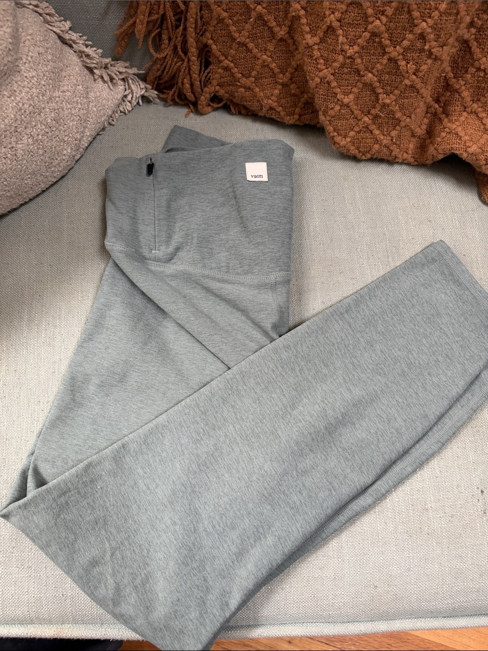 Vuori Women's Light Gray Leggings with Zip Pocket